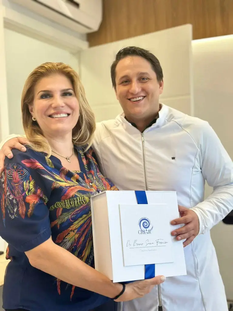 Paciente com Dr. Bruno Sena após tratamento